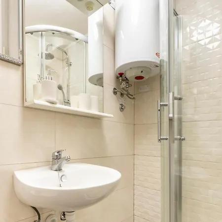 Cozy And - Ideal Explore Base